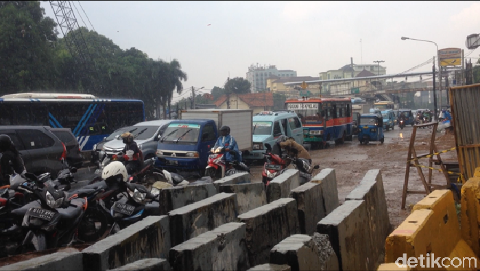 Banyak Motor Berteduh di Bawah Jembatan, Jatinegara-Matraman Macet