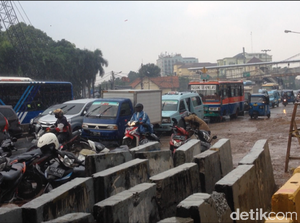 Banyak Motor Berteduh di Bawah Jembatan, Jatinegara-Matraman Macet