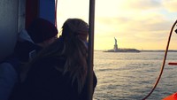 Kapalnya pun selalu ramai turis, yang mencoba sensasi naik kapal feri mengarungi teluk, sekaligus berfoto-foto. Dari kapalnya terlihat Patung Liberty lho! (The Staten Island Ferry)