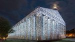 Amazing! 100.000 Buku Disusun Jadi Gedung Megah