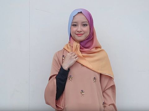 Tutorial Hijab untuk Pakai Abaya ala Vlogger Cantik Gita 