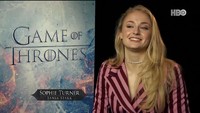 Sophie Turner tampak sangat cantik dengan busana berwarna pink. Ia membagi kisahnya yang jadi lebih kelam di season 7. (Dok. HBO)