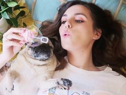 Kemesraan YouTuber Terkaya dan Pacar Cantiknya