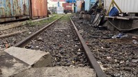 Jalur itu hanya melewati lokasi penumpukan peti kemas di terminal Tanjung Priok. Foto: Muhammad Idris
