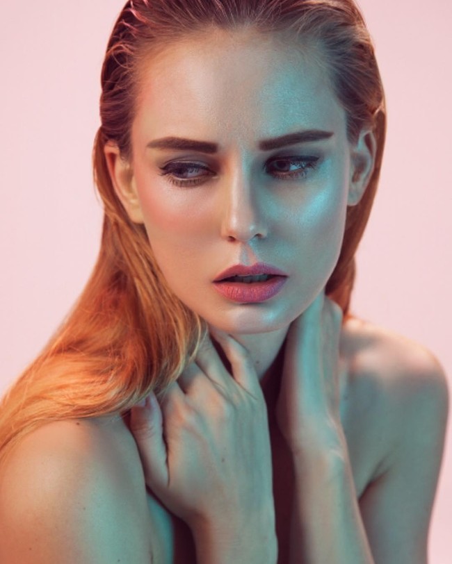 Ini salah satu portfolio Valentine Payen sebagai model majalah. Foto: Instagram/valentinepayen