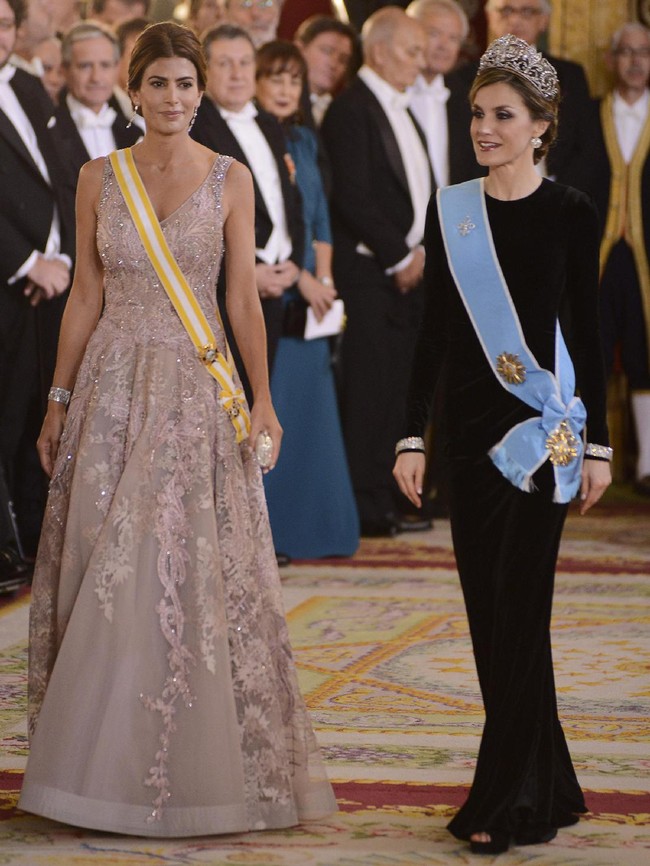 Berkat kontribusinya kepada Argentina, Juliana pernah dianugerahi gelar Knight Grand Cross oleh Kerajaan Spanyol di ajang Order of Isabella the Catholic. Dia adalah ibu negara pertama yang menerima gelar tersebut dalam kurun 70 tahun dan kedua dalam sejarah setelah Eva Peron.