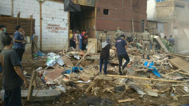 Warga yang tidak terdampak normalisasi Kali Ciliwung menonton jalannya penertiban itu.