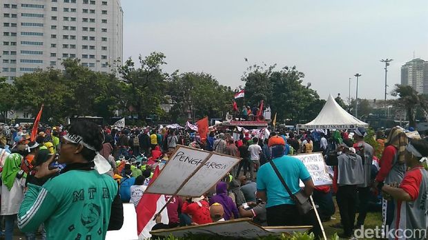 Massa nelayan aksi di depan Istana, Jakarta Pusat.