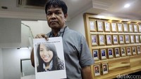 Feri Chandra menunjukkan foto Italia semasa hidup. Seperti diketahui, koas dokter gigi berusia 23 tahun itu tewas ditembak pelaku yang hendak mencuri motornya di rumahnya di Jl Gunung Raung RT 002/010 Perum Bugel Indah, Karawaci, Kota Tangerang pada 12 Juni 2017 lalu. 