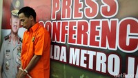 Sudirman dihadirkan dalam rilis dengan tangan terikat. Selama pelarian, salah satu pelaku yang terlibat dalam penembakan Italia itu bersembunyi di kampung halamannya di Lampung Timur.