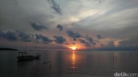 Foto: Sekitar 15 menit, sang mentari semakin tinggi. Saat itu cuaca sedikit mendung. Tapi tetap saja pemandangannya teduh dan dramatis (Bonauli/detikTravel)