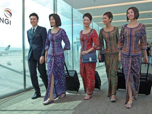Gemas Banget! Pramugari Mini Sapa Penumpang Singapore Airlines