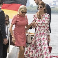 Saat mengenakan gaun panjang sekalipun Juliana tidak kehilangan pesonanya. Terlihat Juliana bersama Brigitte Macron, ibu negara Prancis.  (Foto: Getty Images)