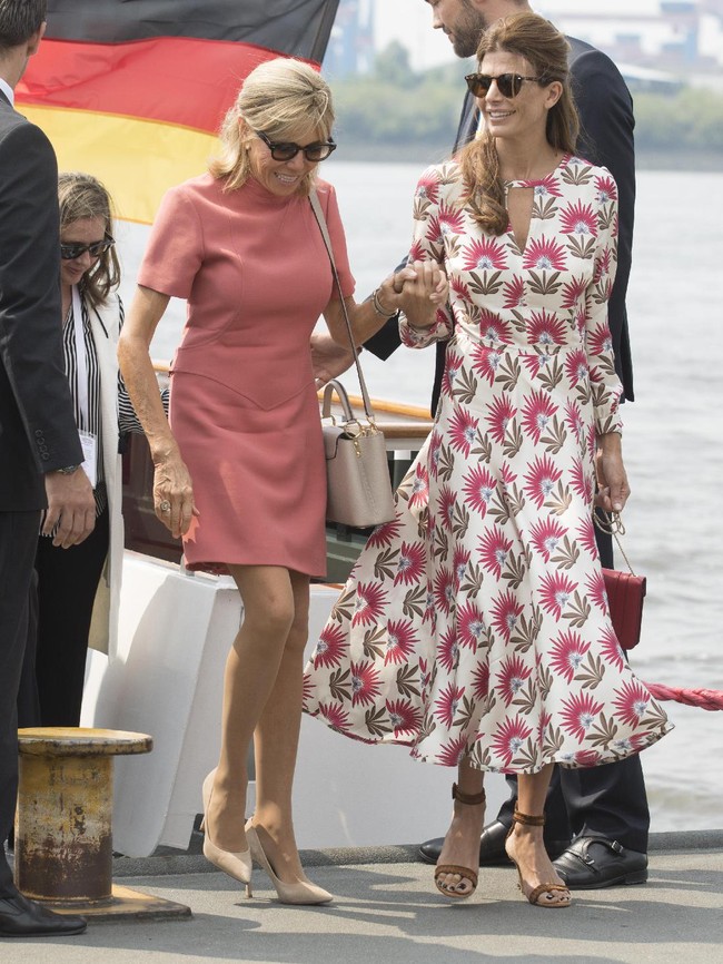 Saat mengenakan gaun panjang sekalipun Juliana tidak kehilangan pesonanya. Terlihat Juliana bersama Brigitte Macron, ibu negara Prancis.  (Foto: Getty Images)