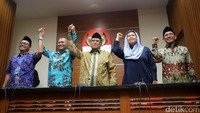 Ketua KPK Agus Rahardjo bergandengan tangan dengan Ketua Umum PBNU Said Aqil Siraj, Yenny Wahid pengurus Muslimat NU, Robikin M Has Ketua Bidang Hukum PBNU, dan Rumadi Ketua Lakesdam NU di Gedung KPK, Jakarta, Selasa (11/7/2017).
