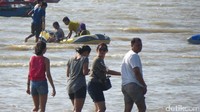 Sebagian wisatawan menyewa ban untuk bersenang-senang. Sebagian lagi berjalan di air yang dangkal menikmati suasana (FItraya/detikTravel)