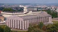 Dalam aksinya, Marta Minujin dibantu oleh para siswa dari Kassel University. Pool/ si.leika.