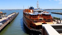 Perjalanan kapal The Staten Island Ferry sejauh 8,4 km dengan menghabiskan waktu sekitar 30 menit. Kapal ferinya berlayar setiap hari 24 jam (The Staten Island Ferry)