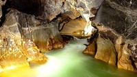Di dalam gua mengalir aliran Sungai Rao Thuong. Aliran ini terus menerobos gua. Jadi ketika air sungai meluap, kita tidak bisa mengekplore gua (Alesha Bradford/CNN Travel)