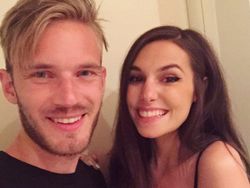 Kemesraan YouTuber Terkaya dan Pacar Cantiknya