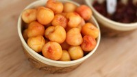 Cherry juga tampak berbeda ya? Terlihat seperti lengkeng dengan warna putih kecokelatan.