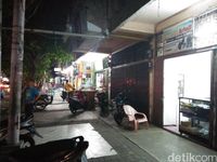 Pertokoan di sepanjang Jalan Perdagangan saat malam (Bonauli/detikTravel)