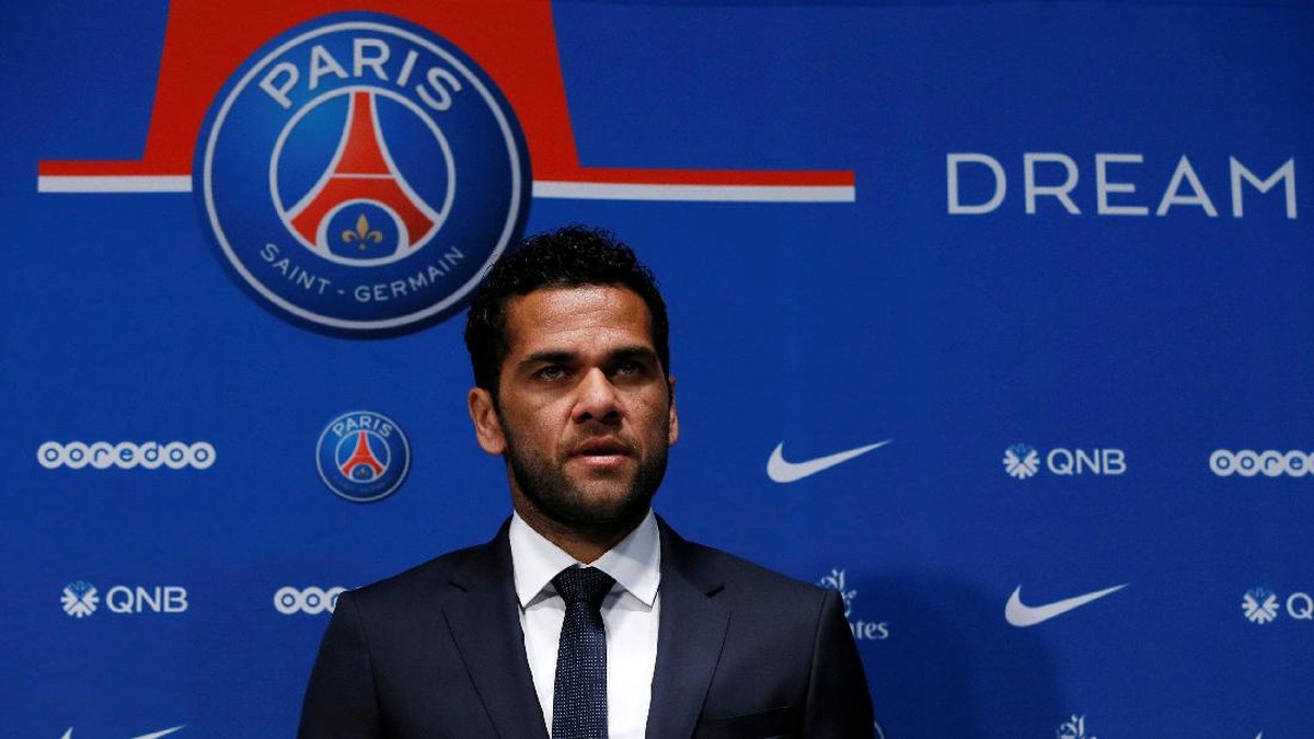 Dani Alves menandatangani kontrak dua tahun dengan Paris Saint-Germain (Foto: REUTERS/Gonzalo Fuentes)