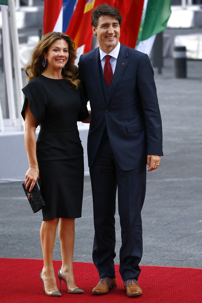 Setelah saling mengenal di masa kanak-kanak, Justin dan Sophie Trudeau sempat terpisah karena kesibukan masing-masing. Hingga pada 2003 mereka bertemu lagi dalam acara amal Starlight Childrens Foundation. “Kami tertawa, bercanda, dan aku merasakan adanya chemistry di antara kami. Dan saat itu aku menyadari, inilah seseorang yang aku harus seriusi,” kata PM Kanada itu. Foto: Getty Images