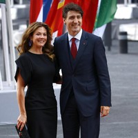 Setelah saling mengenal di masa kanak-kanak, Justin dan Sophie Trudeau sempat terpisah karena kesibukan masing-masing. Hingga pada 2003 mereka bertemu lagi dalam acara amal Starlight Childrens Foundation. “Kami tertawa, bercanda, dan aku merasakan adanya chemistry di antara kami. Dan saat itu aku menyadari, inilah seseorang yang aku harus seriusi,” kata PM Kanada itu. Foto: Getty Images