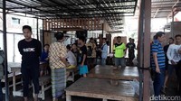 Tewasnya Firman membuat pengunjung dan warga sekitar kafe gempar. Mereka berkerumun di kafe yang beralamat di Jalan KH Ahmad Dahlan, Kelurahan Pohjentrek, Kecamatan Purworejo, Kota Pasuruan itu (Foto: Muhajir Arifin/detikcom)