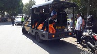 Jenazah Firman dibawa ke RSUD dr R Soedarsono untuk divisum (Foto: Muhajir Arifin/detikcom)