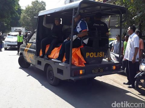 Korban dibawa ke rumah sakit menjalani visum/
