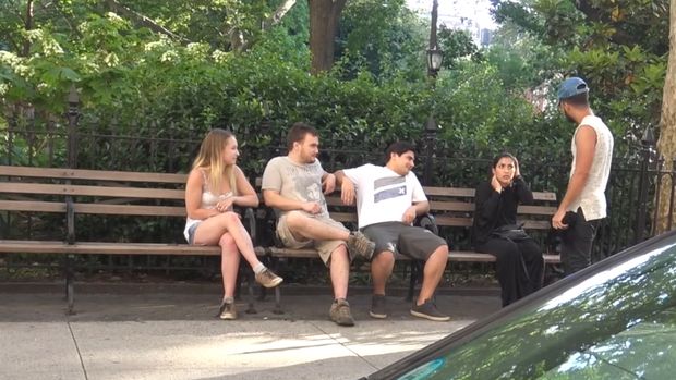 Eksperimen Sosial: Ini Reaksi Orang New York Saat Lihat Hijabers di-<i>Bully</i>