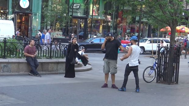 Eksperimen Sosial: Ini Reaksi Orang New York Saat Lihat Hijabers di-<i>Bully</i>