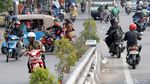 Tidak Takut Bahaya, Pemotor Nekat Melawan Arus