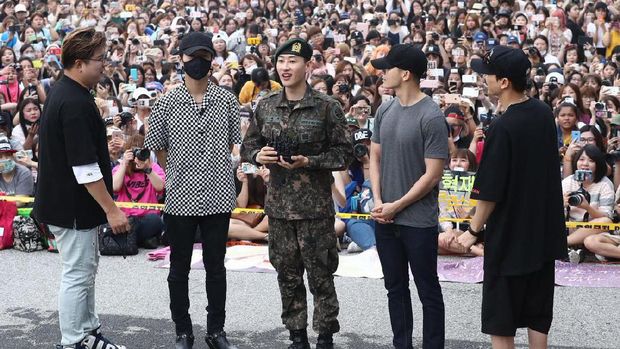 Selesai Wamil, Eunhyuk 'Super Junior' Menangis