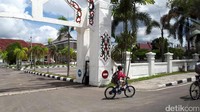Akses jalan tersebut dapat ditempuh sekitar 5 hingga 10 menit dari pusat kota dan dekat dengan Tugu Soekarno, Jembatan Sungai Kahayan dan Istana Gubernur Kalimantan Tengah.