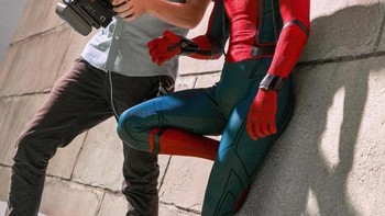 Bersama salah satu kru film Spider-Man: Homecoming. Foto: @tomholland2013