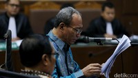 Terdakwa e-KTP Sugiharto nampak meneteskan air mata saat bacakan pledoi di Pengadilan Tipikor.