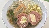 Bakso Jempolan yang ada di kawasan Karet Pedurenan ini juga punya sajian bakso dengan isian keju yang lembut. Enak dinikmati bersama dengan mie dan kuah hangat.