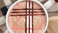 Kreator Designer Lattes punya situs belanja online Coffee ‘N Clothes. Jadi wajar saja ia membuat latte dengan pola kotak-kotak Burberry.