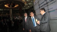 Komisaris Utama PT Bank Mandiri Taspen Pos Abdul Rachman (kiri), Direktur Utama PT Bank Mandiri Taspen Pos Josephus K. Triprakoso (tengah), dan Direktur Penilaian Perusahaan BEI Samsul Hidayat (kanan) berbincang saat acara Pencatatan Perdana Obligasi Bank Mandiri Taspen Pos di Bursa Efek Indonesia, Jakarta, Rabu (12/7). Foto: dok. Bank Mantap