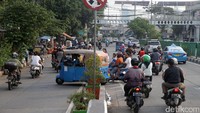 Tak sedikit juga bahaya yang mengancam pengendara lain dan terlebih dirinya sendiri.