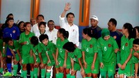 Chief de Mission (CDM) SEA Games Malaysia 2017, Aziz Syamsuddin, meninjau pelatnas SEA Games futsal putri di lapangan My Futsal, Jakarta, Rabu (12/07/2017).