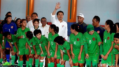 Aziz Syamsuddin Tinjau Pelatnas Futsal Putri