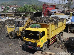 Belasan Truk Angkut Tumpukan Sampah di Pasar Baleendah Bandung