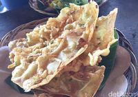 Warung Taru: Kenyang Mantap! Nasi Timbel Ayam Ditemani Krenyes Gurih Bala-bala