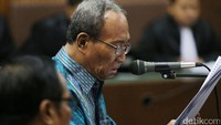 Sugiharto dituntut 5 tahun penjara oleh jaksa penuntut umum. Berdasarkan fakta di persidangan, menurut jaksa, Sugiharto terbukti menerima uang USD 450 ribu dan Rp 460 juta.