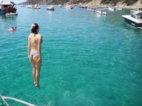 Foto Liburan Mewah Pengasuh Anak, Naik Jet Pribadi Hingga Keliling Dunia