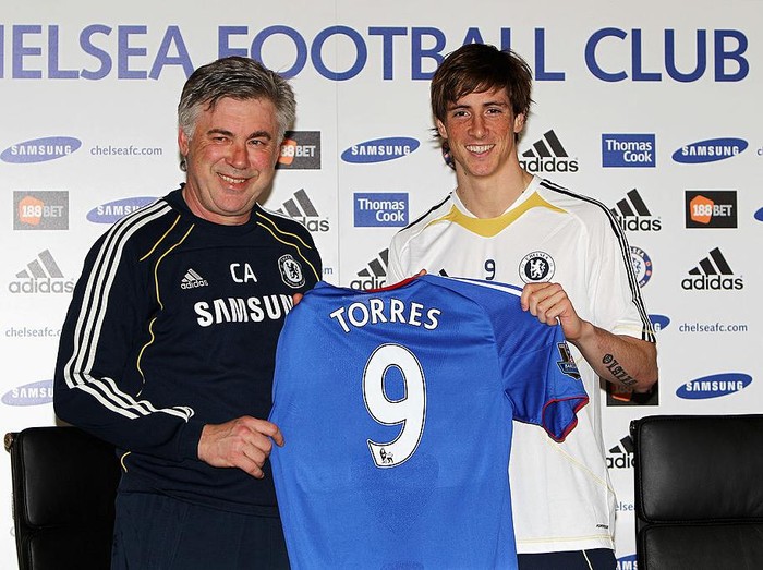 COBHAM, ENGLAND - FEBRUARY 04:  Manager Carlo Ancelotti (L) and Fernando Torres pose for the media at the Chelsea Press Conference on February 4, 2011 in Cobham, England.  (Photo by Dean Mouhtaropoulos/Getty Images)